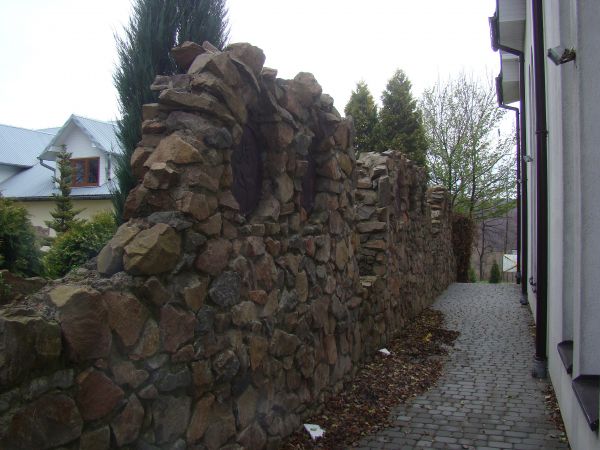 Stacje Męki Pańskiej - wkomponowane w parkan otaczający kościół.