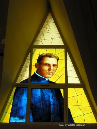 Kozioł. Malowane witraże w oknach w kościele Najświętszego Serca Jezusowego w Koźle