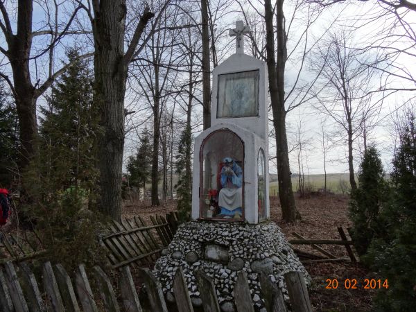 na placu po cerkwi: kaplica z Matką Boską Saletyńską - w niszy głównej oraz Obrazem Matki Boskiej Częstochowskiej - w płycinie, zwieńczenie krzyżem.