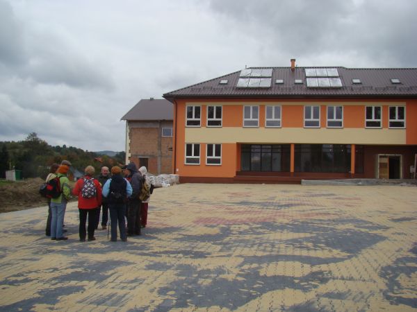 przed obiektem nowej szkoły - z jej dyr. p.Wojciechem Orłowskim, to on nam  tłumaczy, co to za płyty - tafle na dachu i coś o Unii i o XXI wieku i w tych "klima