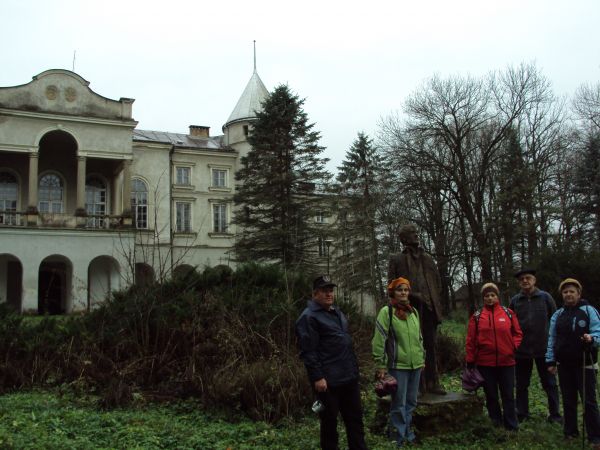 na pałacowym dziedzińcu, pomnik pośrodku: patrz - opisy innych /warto ! /. Adam Ostoia /dobrze napisane/ Ostaszewski. Herb Ostoia, przy temacie : polecam galeri