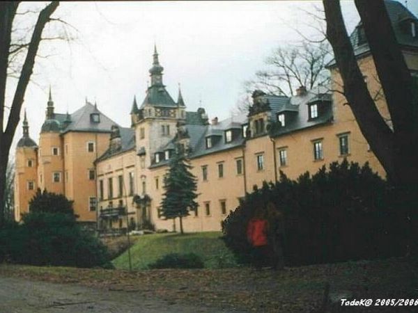 Zamek w Kliczkowie, obecnie głównie  jest komfortowym hotelem z restauracją.
Wzmianka o zamku już w XIV wieku, przebudowa wiek XIX, styl neorenesans, park i ma