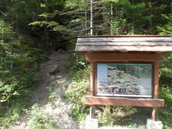 w dolinie Rabskiego /Rabiańskiego/ Potoku w XVIII i XIXw. pozyskiwano rudy żelaza a Fredrowie urządzili tu hutę żelaza - podobnie jak w Cisnej, Majdanie, Dołżyc