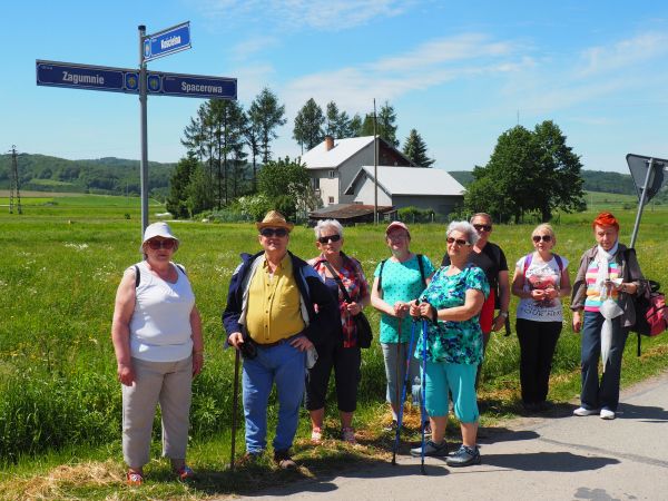podczas wędrówki - tu też ul. ? ! - Spacerową, no to spacerkiem i do przodu ! - ważne by rozwijać i uaktywniać pasje no i żeby "nie stetryczeć" !