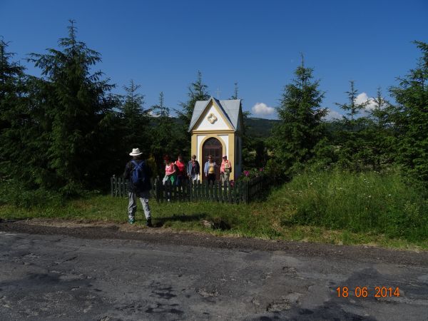 przy kapliczce, stałym elemencie pejzażu polskiego, były i są znakiem obecności chrześcijaństwa jako wyraz czci i świadectwo wiary i pobożności. Na zdjęciu: dro
