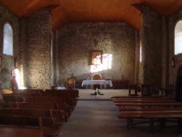 ołtarz główny w prezbiterium i nawa - w świątyni, co to i kościołem bywa a cerkwią jest, to miejsce na Ziemi Łopienka się nazywa a od  9.08.1977r. to nawet na O