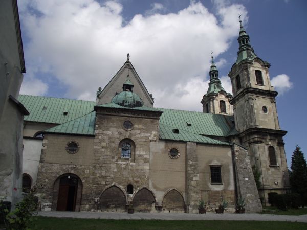 Kościół pw. bł. Wincentego Kadłubka w Opactwie Cystersów. Budynek klasztoru z 2 poł. XV w., przebudowany w XVIII wieku. Cystersi z Jędrzejowa szerzyli kulturę i