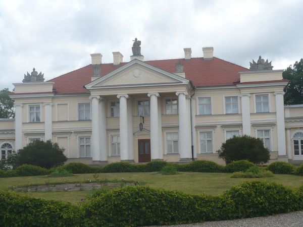 Pałac z epoki klasycyzmu z 1797r.arch. Stanisława Zawadzkiego, na planie podkowy,na zdjęciu część środkowa z kolumnadą.
