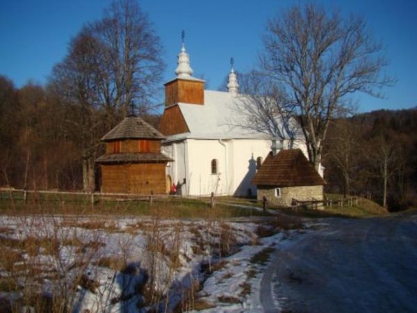 dziś: perła Bieszczadów - odbudowana społecznym wysiłkiem, samotna cerkiew pw. św. Paraskewii w Łopience. Wśród bywalców łopieńskich jarmarków nie zabrakło równ