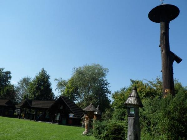 ule prezentowane w Muzeum Pszczelarstwa - jest ich ponad 100 - kłodowe, figuralne, ramkowe i słomiane, n/z fragment ekspozycji.