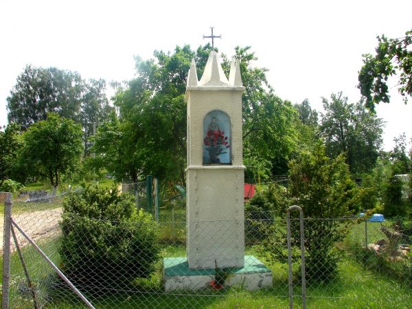 Kapliczka przy polnej drodze do przysiółka Mariany. Zbudowana w roku 1933 przez rodzinę Głodowskich, obok gospodarstwa. Murowana z cegły i otynkowana. We wnęce