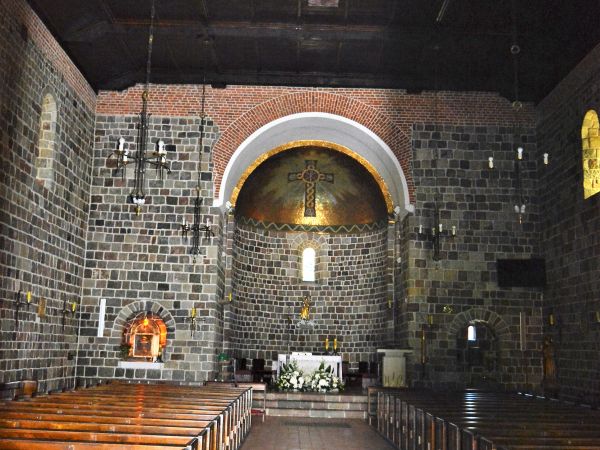 Wnętrze Bazyliki reprezentującej styl romański.