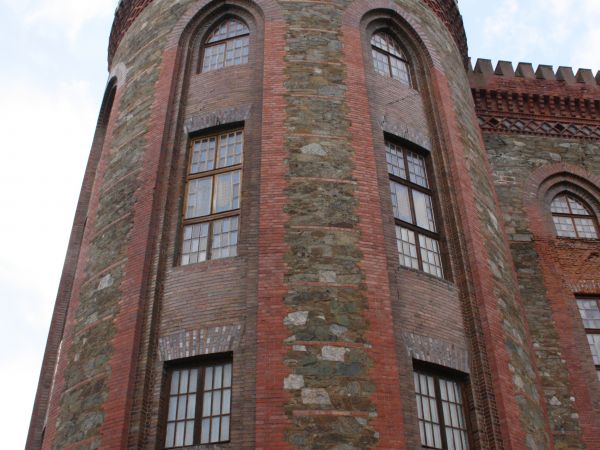 baszta obronna - ośmioboczna, z krenelażem na dwukondygnacyjnym rondowym obramowaniu - co za sztuka, co za kunszt !  - budulcem murów jest kamień i cegły politu