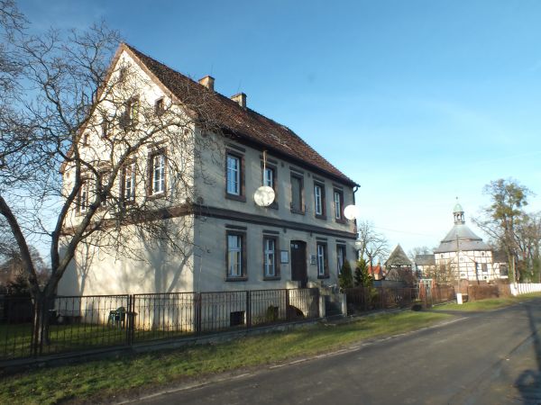 w tym budynku mieściła się pierwsza na Dolnym Śląsku, po zakończeniu II Wojny Światowej, szkoła podstawowa