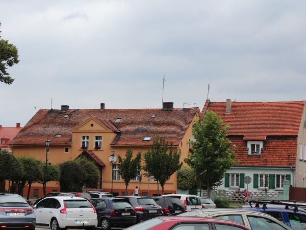 Domy na pół. pierzei Placu Powstańców Wielkopolskich (od lewej nr 6 to daw. dom pastora i nr 5 to daw. dom organisty)