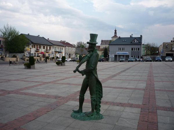 Szczebrzeszyn. Pomnik Chrząszcza.