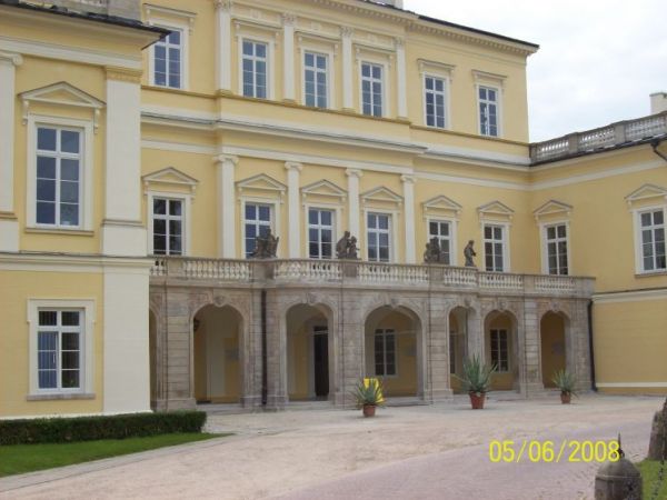 Pałac książąt Czartoryskich po renowacji, wejście główne.