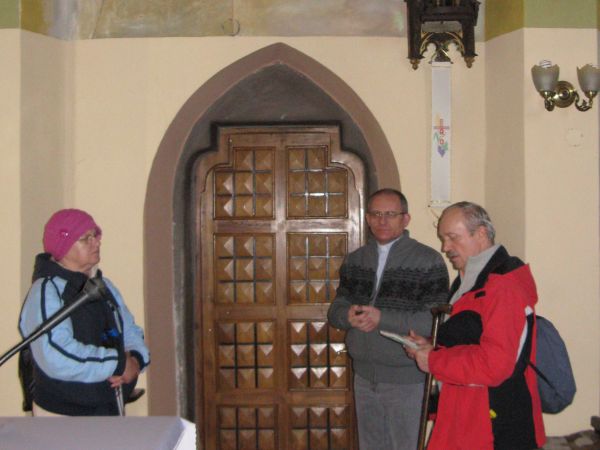 przed/obok wejścia do zakrystii, z ks.prob. Bogdanem Nitka. Po prawej od wejścia - dzwonek /bogatszy opis - dalej - w galerii/.