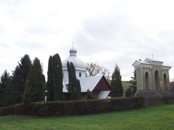 W roku 1927 na miejscu poprzedniej, spalonej w 1912r. zbudowano nową drewnianą cerkiew pw. Przemienienia Pańskiego. W 1947r. po akcji przesiedleńczej zamieniono