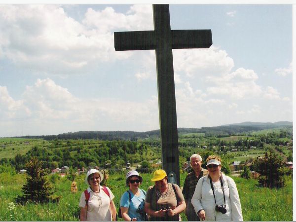Przy Krzyżu Jubileuszu 2000 lat chrześcijaństwa na wzgórzu powyżej węzła kolejowego stacji w Starym Zagórzu /po dojściu od Zakucia - tj. m.n. skoczni narciarski