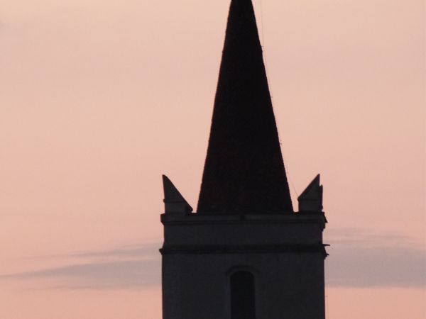 Wieża kościoła w Budzowie a przed.....gniazdo bocianie