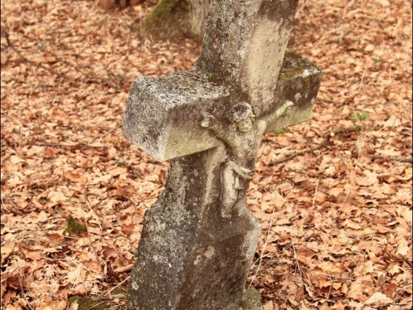 Stary cmentarz greckokatolicki przy cerkwi w Mołodyczu. Obecnie używany sporadycznie .