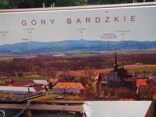 plansza - a na niej ładne zdjęcie okolicy, z panoramą na opisane tu szczyty Gór Bardzkich.