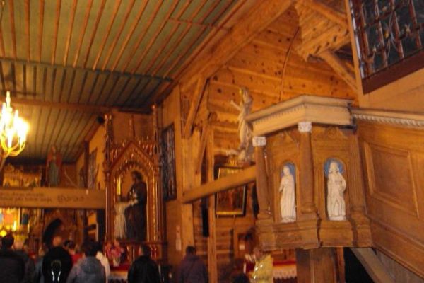 nawa kościoła macierzystego, po prawej ambona ale jest i druga ambona - na końcu łącznika z "kwiatem róży" - inaczej łodygi tej róży zakorzenionej w tu widoczny