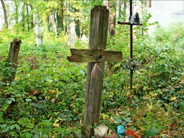 Murowana cerkiew p.w. Opieki NMP . Zbudowana w 1913 r. Wewnątrz cenna polichromia. W latach 1947-71 - magazyn. Obecnie opuszczona i zaniedbana. Zaniedbany cment