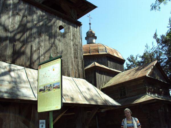 przed / obok zabytkowej cerkwi, wzniesiona w 1755r., wystawił ją wójt wsi Bazyli Szcziry przy pomocy włościan.