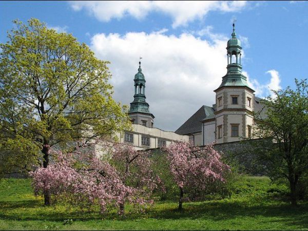 Bazylika katedralna p.w. Wniebowzięcia NMP zbudowana w stylu wczesnobarokowym na fundamentach romańskich z XII w. Wewnątrz cudowny obraz Matki Boskiej Kieleckie