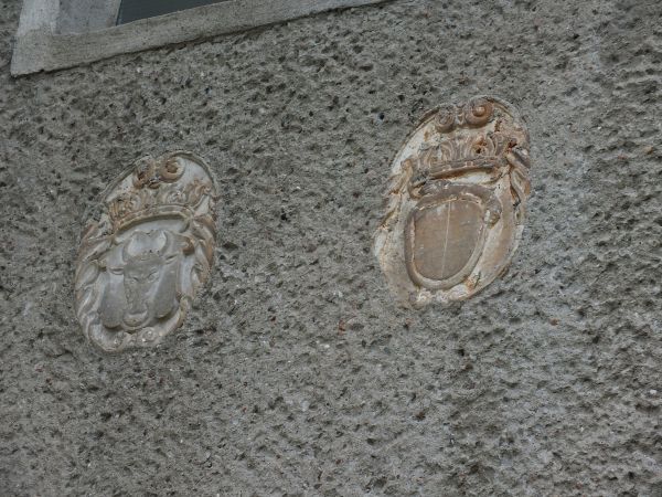 Herby na zewnątrz kościoła