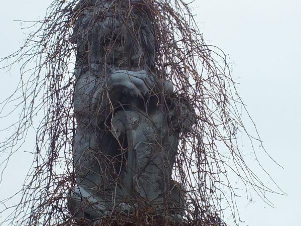 Lew z tarczą herbową na szczątkowych murach obronnych