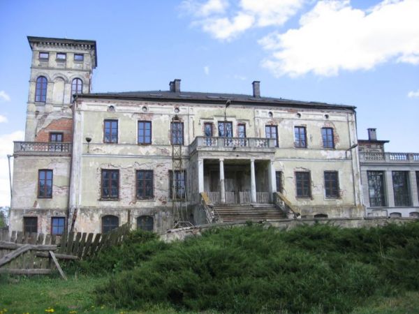 "Od 1995 r. zespół pałacowo-parkowy otrzymała Maria Okińczyc z Poznania, wnuczka Moszczeńskich. Współwłaścicielem jest Adam Dujczyński z Warszawy – inwestor obi