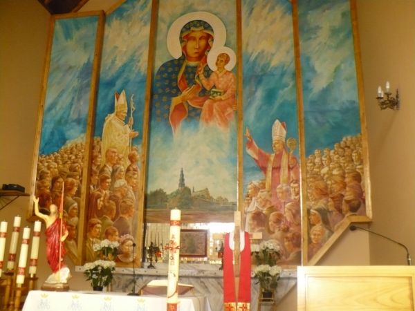 Wierni w Brzostkowie od wieków związani są z kultem Matki Boskiej Częstochowskiej. Wyrazem tego jest tytuł Kościoła Parafialnego i ołtarz.