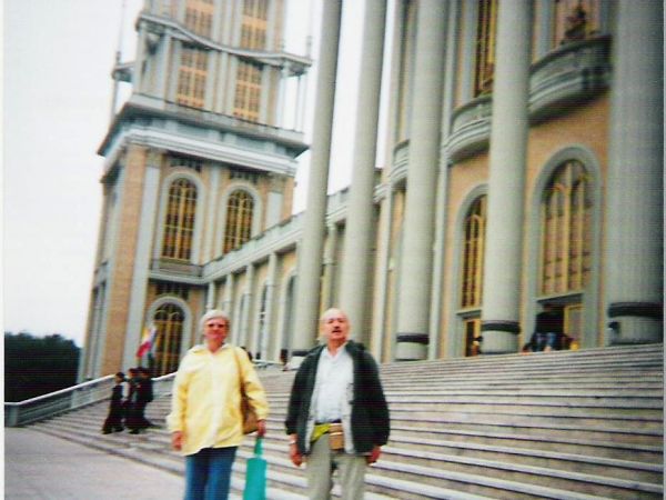 od strony południowej - wieża widokowa, schody i fronton świątyni.