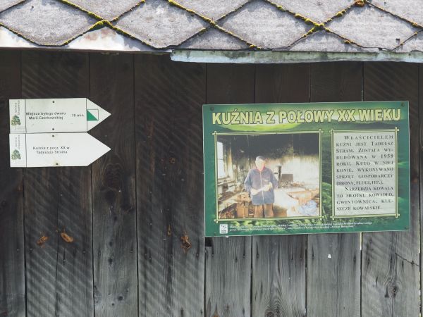ginący świat starych kuźni, kiedyś kowal ostrzył pługi, podkuwał konie, okuwał wozy, naprawiał narzędzia - tu obiekt uratowany i opisany ! - ponadto oznaczenia