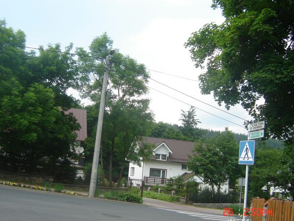 Przepiękne domki pachnącymi pełnymi kwiatów ogódkami.