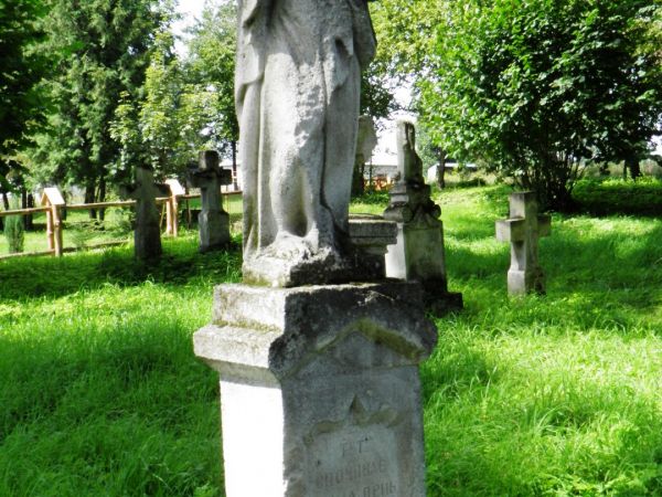 Stary , zabytkowy cmentarz greckokatolicki w Radrużu. Krzyże i figury  nagrobne wykonane przez artystów - kamieniarzy ze Starego Brusna . Wsi nie ma , ludzi nie