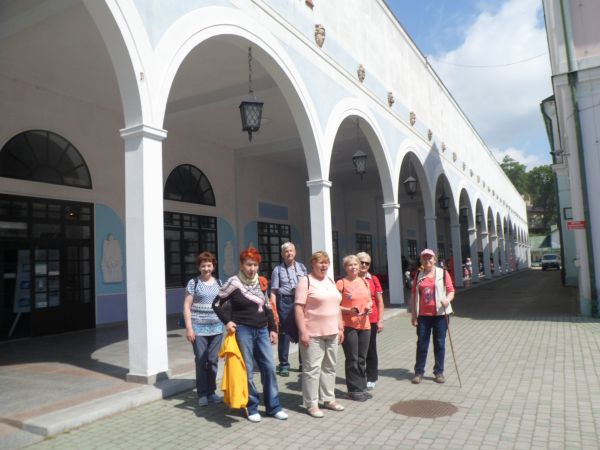 przy Pijalni Wód Zdrojowych - tu kryty deptak i dalej kramy handlowe oferujące dobra wszelkiego asortymentu - warto skorzystać !