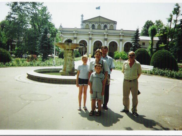 przed sanatorium "Marconi" - w centrum okazałego parku zdrojowego, krajobrazowego.