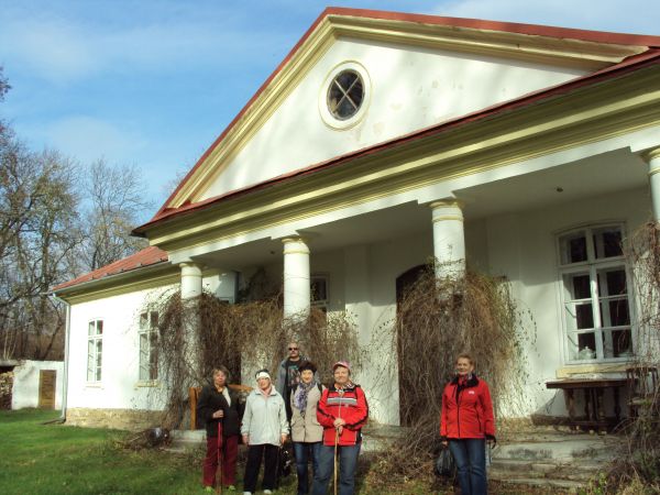przed dworem, cieszymy się tymi klimatami i że obiekt dobrą formę i stan prezentuje, może i czułości wymaga / serca potrzebuje ale wiemy też, iż należy dołożyć