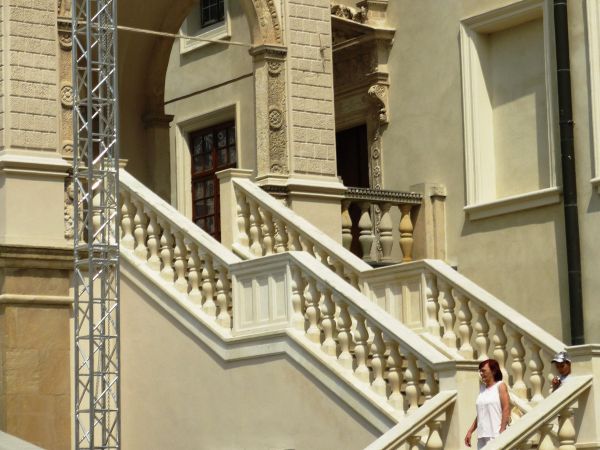 Jedna z najpiękniejszych rezydencji pałacowych w Polsce. Położona 10 km na południe od Przemyśla.  Zamek - pałac powstał w XVI wieku.  Przez kolejne lata rozbud