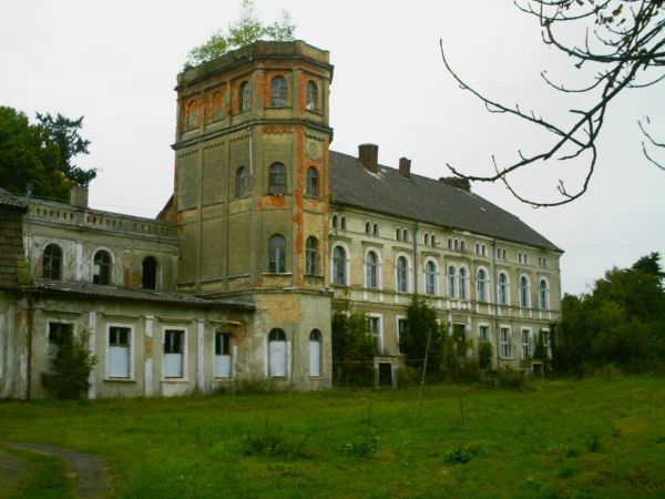 Front nowego pałacu który powstał w latach 1864-1889.
Zaniedbania konserwatorskie nie pozwalają na podziwianie
elektycznej dekoracji elewacji.
Ale w rejestrz