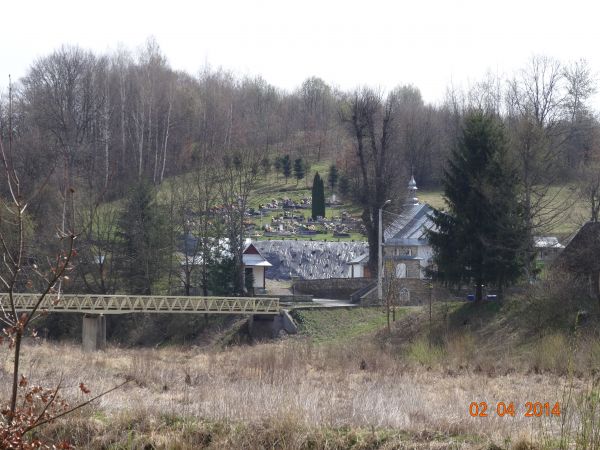 po lewej główna, duża część wsi z parkingiem / przyst. PKS. - a przez most droga zaprowadzi do groty z cudownym źródełkiem.