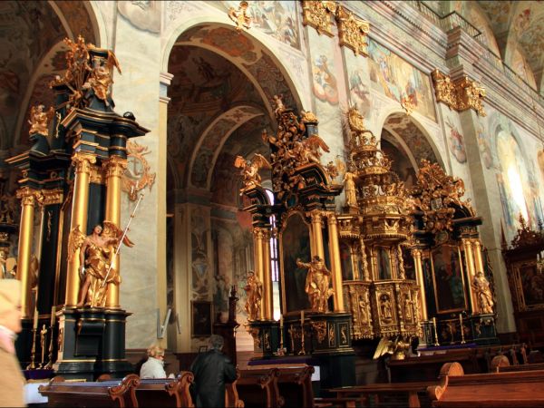 Bazylika Zwiastowania NMP w Leżajsku – wzniesiona w miejscu, gdzie według tradycji ukazała się w 1590 roku Tomaszowi Michałce Matka Boska. Sprawują nad nią opie