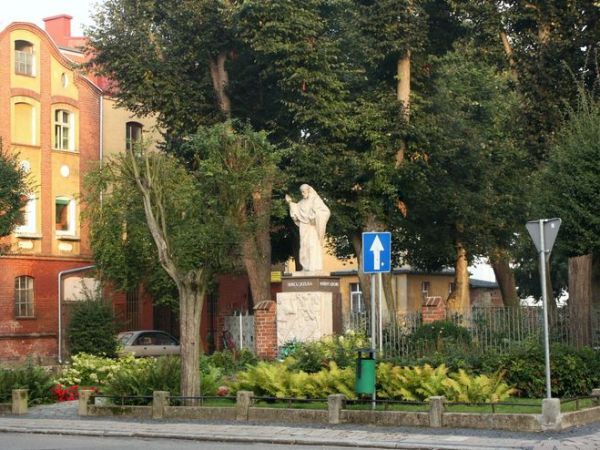 Pomnik odsłoniety w 1948r. autorstwa prof. St. Bieńkowskiego.
Stoi przed kościołem św. Jakuba.