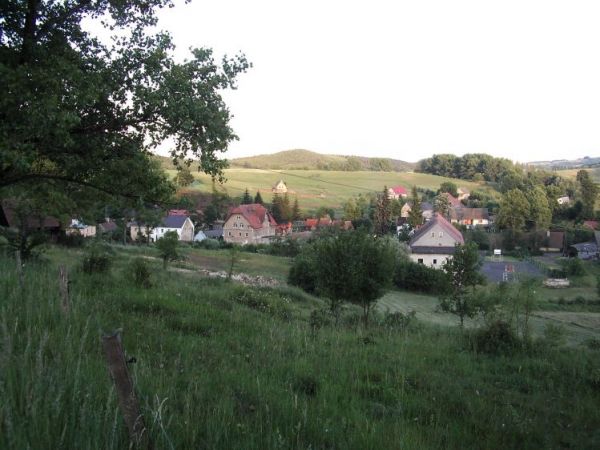 Krótki fragment Pławnej Górnej spod bramy cmentarnej przy kościele.