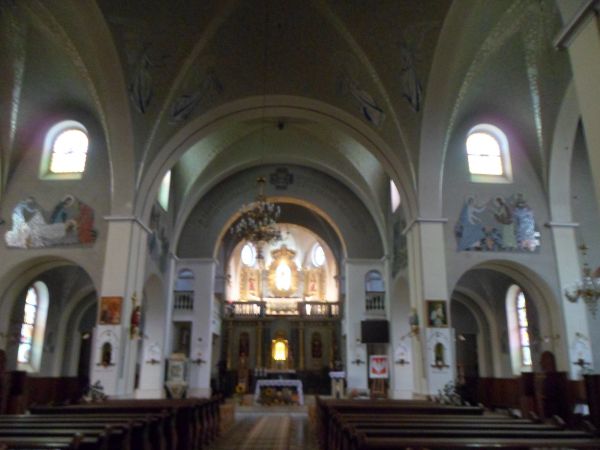 kościół jest duży - okazały, jego budowę rozpoczęto w 1935r. a ukończono po wojnie - w roku 1949.