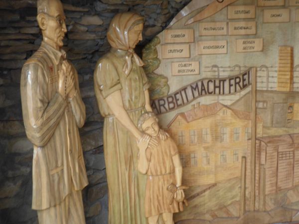 w grocie scena przedstawia : ojciec Maksymilian Kolbe z różańcem - w obozie koncentracyjnym - żegna Matkę Polkę z dzieckiem...